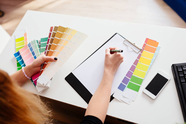 Vrouw ontwerper of architect kleur kiezen - Foto, afbeelding
