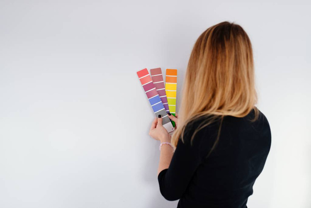 Kadın tasarımcı veya mimar duvar rengi seçme - Fotoğraf, Görsel