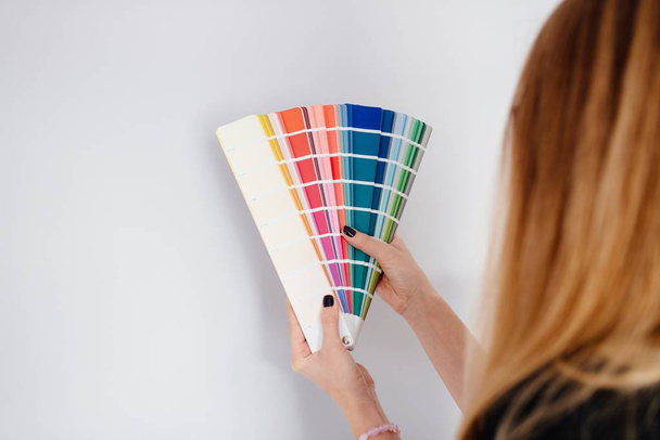 Designerin oder Architektin wählt Wandfarbe - Foto, Bild