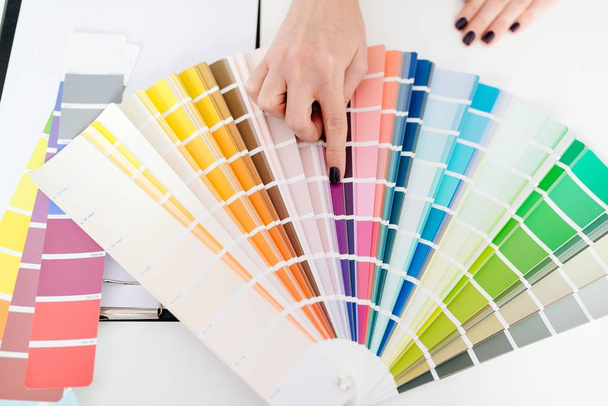 Kadın tasarımcı veya mimar renk seçme - Fotoğraf, Görsel
