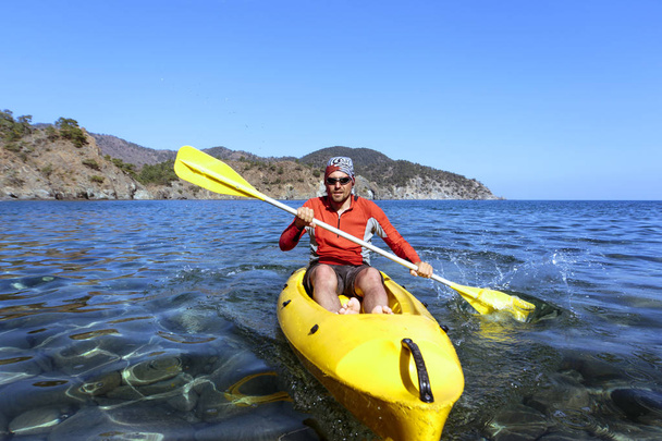 Travel by sea kayak on a sunny day. - Zdjęcie, obraz