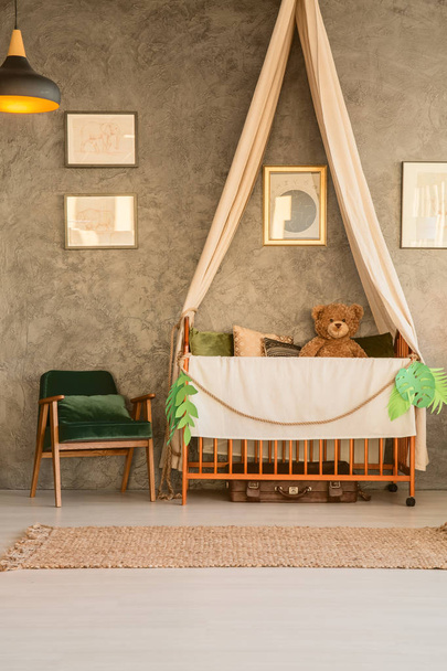 Baby cot with teddy bear - Foto, Bild