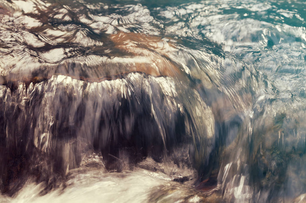 steen onder het bergwater, noteer ondiepe velddiepte - Foto, afbeelding
