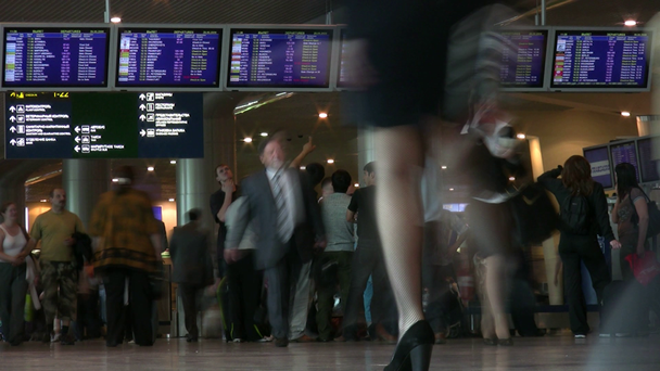 Mocsow - 16 czerwca: Pasażerowie z bagażem i monitory w loungein wyjazd z lotniska Domodiedowo 16 czerwca 2009 r. w Moskwie, Rosja. - Materiał filmowy, wideo