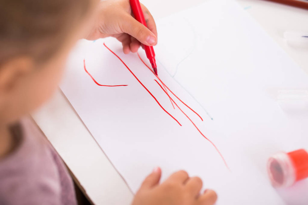 niña dibujo con lápices de colores sobre papel
 - Foto, Imagen