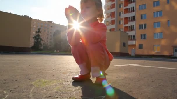 Little girl chalking on asphalt - Imágenes, Vídeo