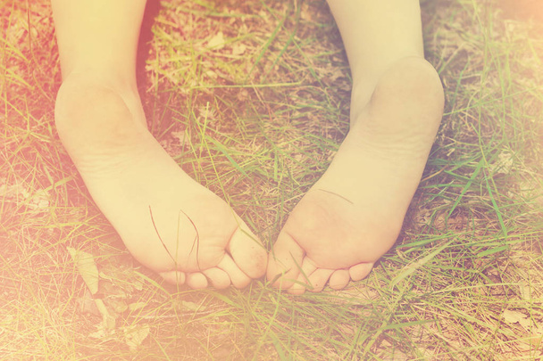 Ноги маленькой девочки на улице
 - Фото, изображение