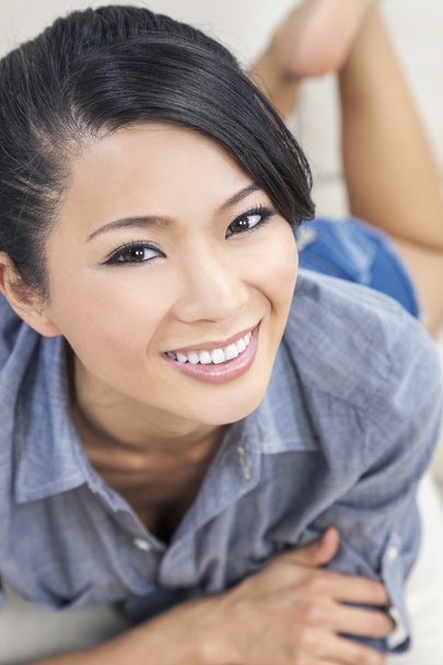 Beautiful Chinese Oriental Asian Woman Smiling - Foto, Imagen
