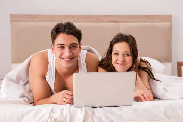 Vtipné pojetí s manželkou a manželem v posteli - Fotografie, Obrázek