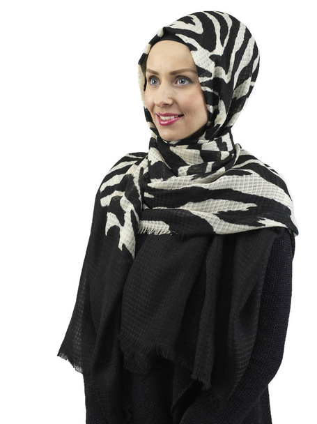 Jovens mulheres muçulmanas em vestido islâmico e lenço
 - Foto, Imagem