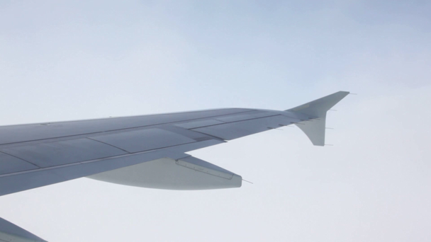 vliegtuig vleugels in een wolk - Video