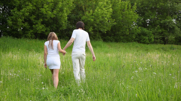 Jovem e menina caminhando de mãos dadas
 - Filmagem, Vídeo