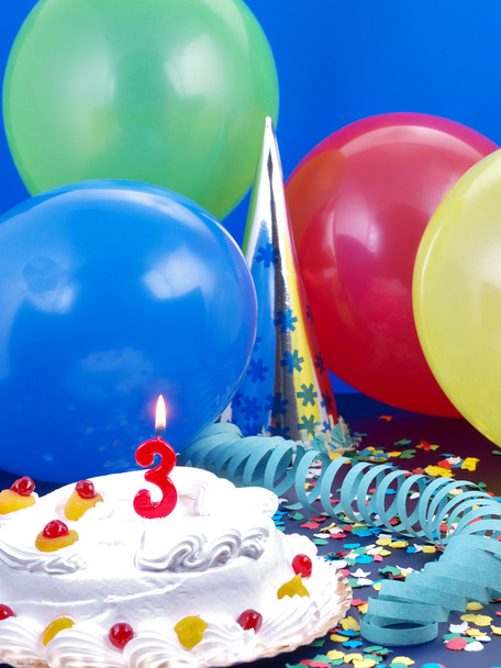 narozeninový dort s červenými svíčkami ukazující nr. 3 - Fotografie, Obrázek