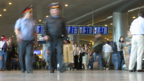 London - 16 juni: passagiers met bagage en bestuur in een hal van de luchthaven domodedovo 16 juni 2009 in Moskou, Rusland - Video