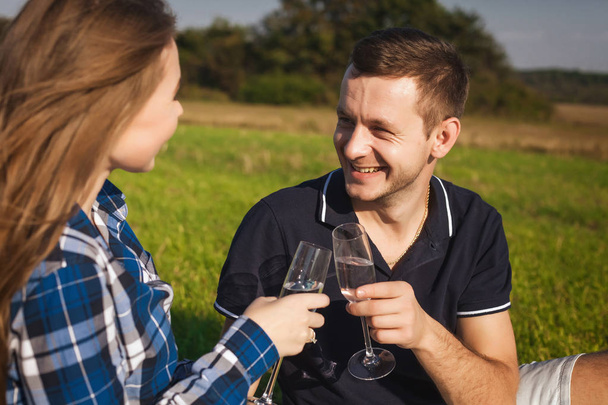 Hombre y mujer bebiendo vino en un picnic
 - Foto, Imagen