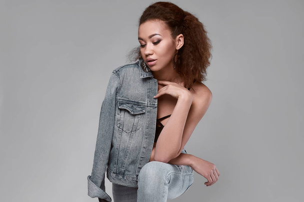Glamor elegant black woman model in jeans and jacket - Fotoğraf, Görsel