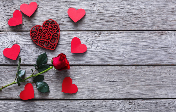 Valentine day background, hearts and rose flower on wood - Foto, afbeelding
