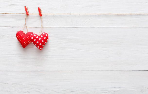 Valentinstag Hintergrund, Kissenherzen Rand auf Holz, Kopierraum - Foto, Bild