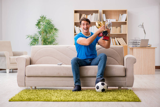 Homme regardant le football à la maison
 - Photo, image