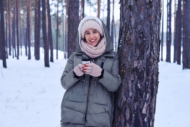 Kaukázusi nő támaszkodva a fa az örömteli e sugárzó - Fotó, kép