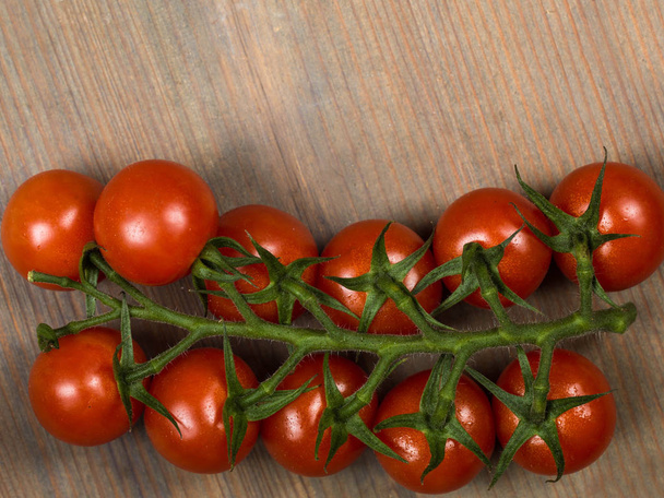 Tomates cerises cultivées en vigne
 - Photo, image