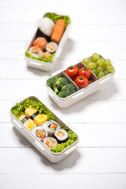 Caja de Bento con diferentes alimentos
 - Foto, imagen