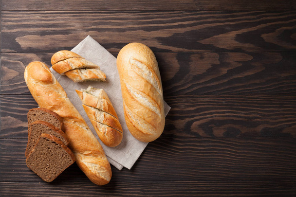 Свіжий хліб на рушнику
 - Фото, зображення