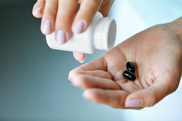 Medicine. Closeup Of Female Hand Pouring Pills Into Palm - Foto, imagen