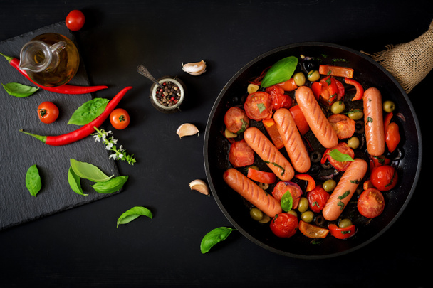 Ковбаски на грилі з овочами
 - Фото, зображення