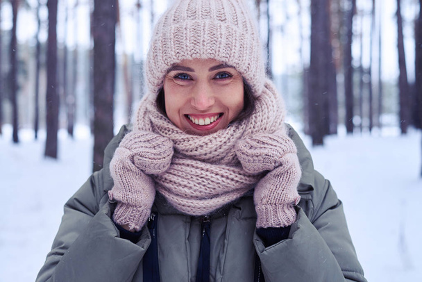 En plein air portrait joyeuse jeune femme tenant chaud écharpe de vêtements de dessus
 - Photo, image