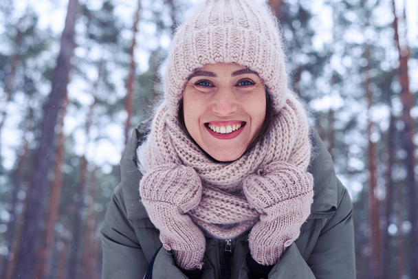 Портрет красивой женщины, покрытый теплым вязаным шарфом
 - Фото, изображение