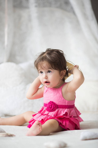 Ładna dziewczyna, księżniczka, dziecko w różowej sukience na białym łóżku - Zdjęcie, obraz
