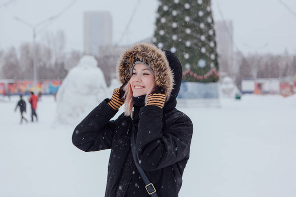Winter portrait of a beautiful young woman. - Foto, Imagen