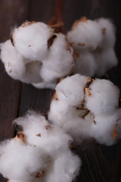 algodón sobre mesa wodden
 - Foto, imagen