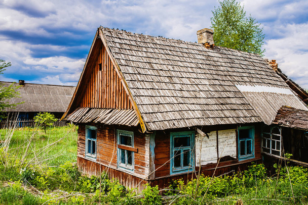 ancienne maison en bois dans village - Photo, image