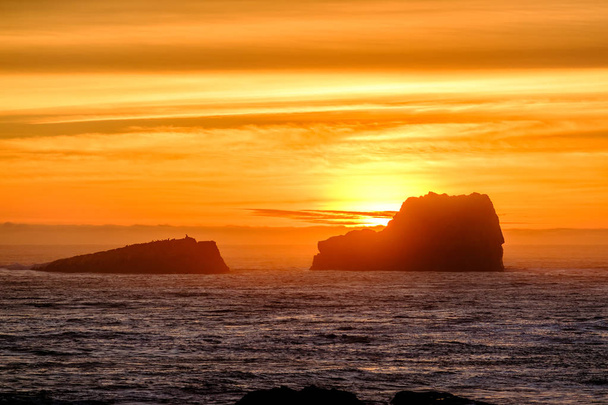 Puesta del sol en la costa del Pacífico, Big Sur, California, EE.UU.
. - Foto, imagen