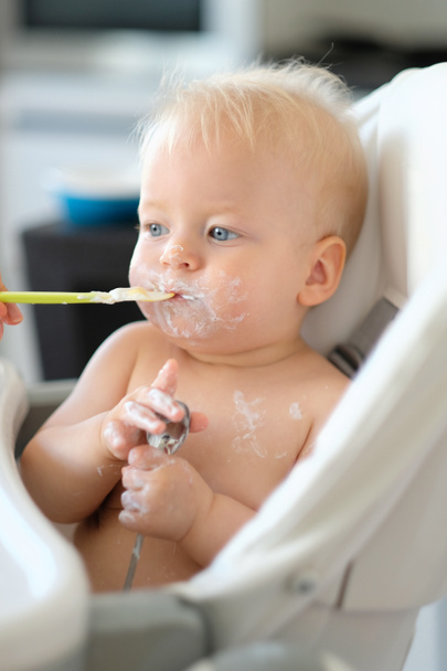 Alimentación del bebé con cuchara
  - Foto, imagen