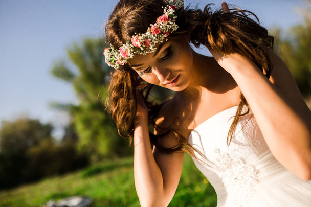 Mooie bruid trouwjurk en met een mooie sfeer in de natuur - Foto, afbeelding