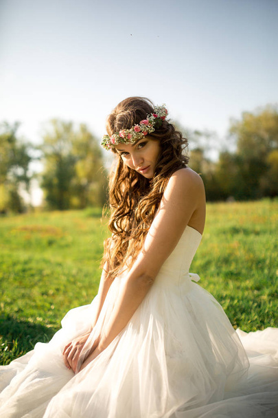 Красивая невеста в свадебном платье и с прекрасным настроением в природе
 - Фото, изображение