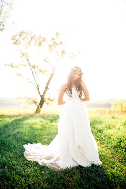Beautiful bride in wedding dress and with a lovely mood in nature - Foto, Imagem