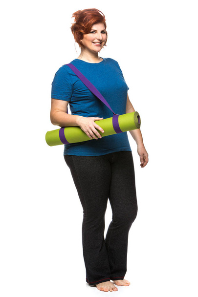 kurvige Frau trägt Yogamatte - Foto, Bild