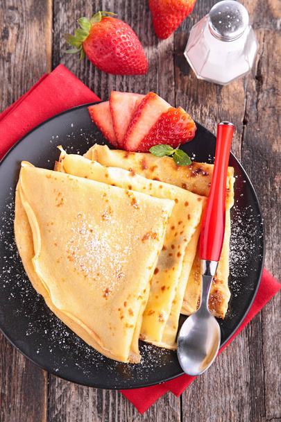 crepes with fresh berries - Foto, imagen