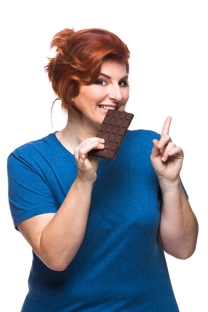 kurvige Frau isst Schokolade - Foto, Bild