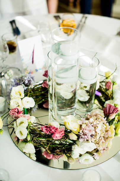 Decoração de casamento flor na mesa
 - Foto, Imagem