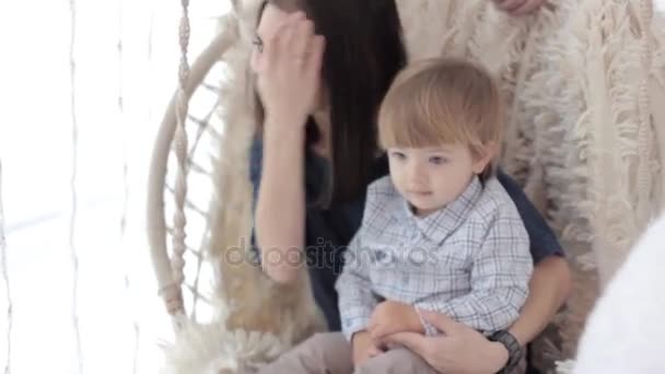 child with mom on the swing - Záběry, video