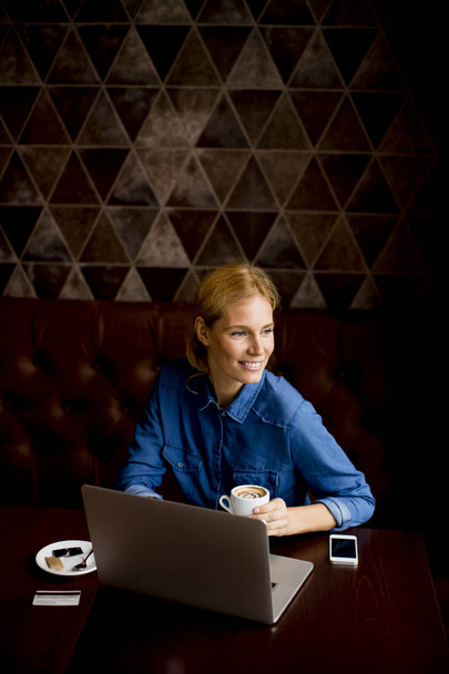 カフェでノート パソコンではかなり若い女性 - 写真・画像