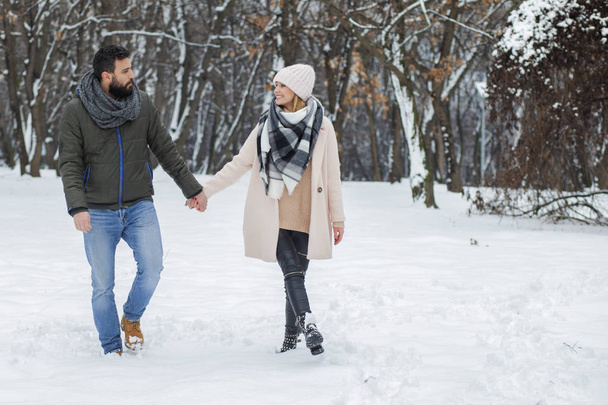 Happy couple walking in winter park  - Foto, Imagem