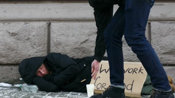 4 k. δρόμο χειμώνα πόλης και ενήλικα άνδρα άστεγοι ανεργίας έχουν ελεημοσύνη . - Πλάνα, βίντεο