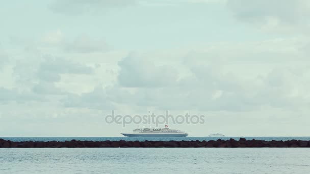 Κρουαζιερόπλοιο πλησιάζει το λιμάνι - Πλάνα, βίντεο