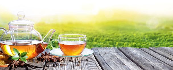 Temps de thé avec plantation de fond de thé
 - Photo, image